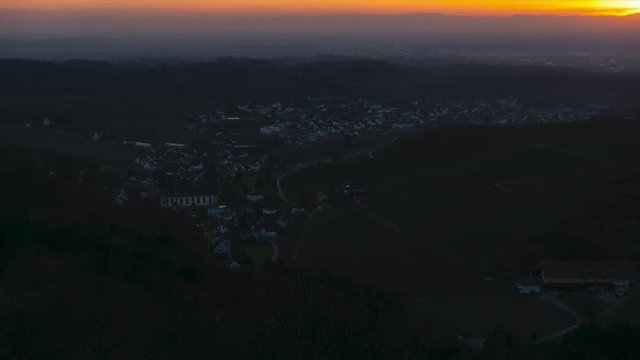 Timelapse, Panoramasicht auf das badische Weindorf Durbach, bei Sonnenuntergang, Sonne geht hinter den Vogesen unter