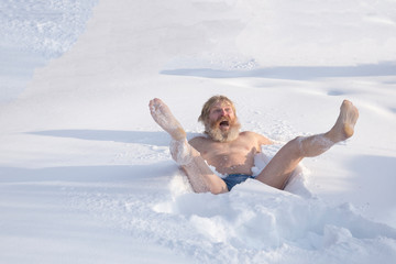 Bearded man, after bathing in the snow - 250292247