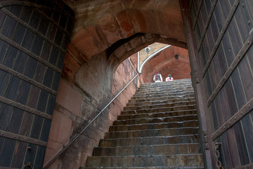 Hombre y mujer subiendo escaleras de la Tumba de Humayun, en Delhi, India. Patrimonio de la...