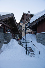 Village dans les alpes françaises avec des toitures et les routes recouvertes de neige