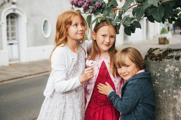 Obraz premium Outdoor portrait of 3 funny kids, fashion for children