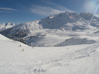 Fototapeta na wymiar Montagne en hivers dans les alpes française avec du soleil et un ciel bleu sans nuage