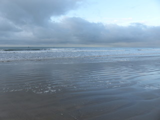 Dunkle Regenwolken über dem Meer in La-Grande-Motte / Frankreich