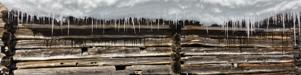 Panorama Holzwand mit Eiszapfen und Schnee Textur