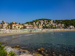 Bucht und Strand der Stadt Andora in Ligurien Italien - obrazy, fototapety, plakaty