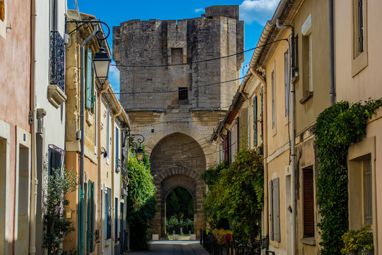 Blick auf den Wehrturm in kleiner Gasse der Altstadt von Aigues Mortes in der Camargue