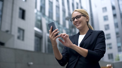 Businesswoman excited with convenient app in smartphone, electronic organizer
