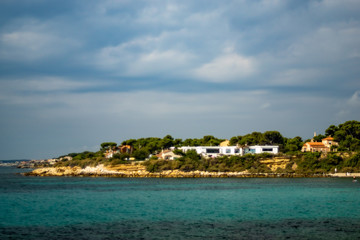 Bucht und Landspitze von Carry le Rouet mit Meer und Häusern