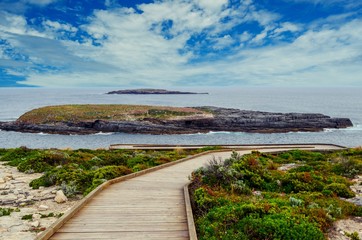 Fototapeta na wymiar boardwalk to the ocean on Kangaroo Island, Australia 