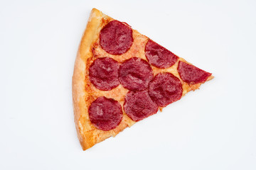 Salami Pizza Stück Slice Pizzastück top view weißer Hintergrund 