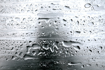 Regentropfen auf grauem Metall