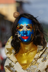 Beau déguisement en or pour le carnaval de Cayenne en Guyane française