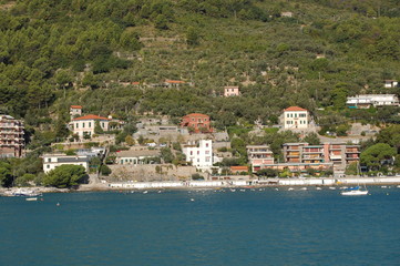 Blick auf die italienische Riviera vom Mittelmeer