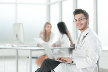 Obraz premium doctor works on a laptop in the hospital room