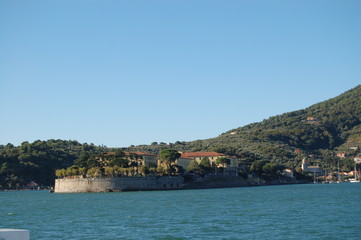Fototapeta na wymiar Blick auf alten Militärstützpunkt an der italienischen Riviera