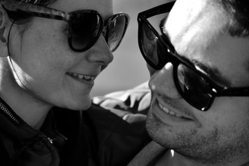 Jeunes amoureux se regardant