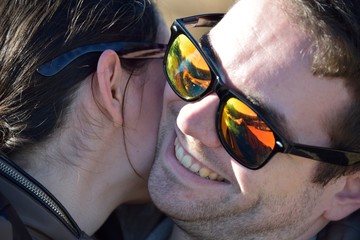 Jeune couple amoureux se regardant