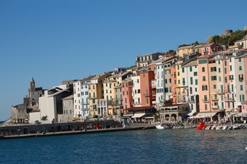 Fototapeta na wymiar Blick auf den Hafen von Portovenere vom Mittelmeer an der Italienischen Riviera