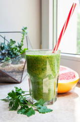 Cocktails verts au pamplemousse pour le petit déjeuner sur fond de succulentes
