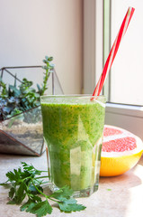 Cocktails verts au pamplemousse pour le petit déjeuner sur fond de succulentes

