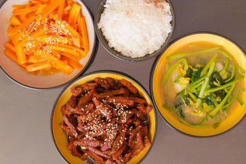 Sauté de carottes, chou Choi Sum Gunsho, protéïnes de soja bio et riz Thaï