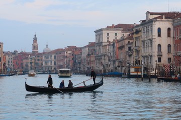 Venise, traghetto traversant le Grand Canal (Italie)