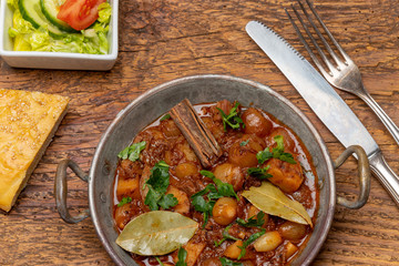 griechisches Stifado auf dunklem Holz