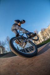 Obraz premium BMX skid in a wooden ramp