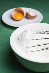 CLARA DE HUEVO BATIDA A PUNTO DE NIEVE Y YEMA AMARILLA DE HUEVO