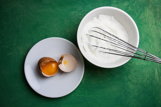 VISTA CENITAL DE YEMA HUEVO Y BOL CON BATIDORA Y CLARA BATIDA A PUNTO DE NIEVE
