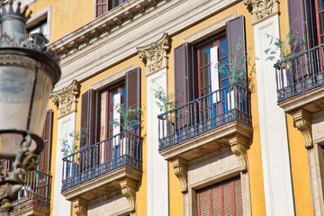 Fototapeta na wymiar Spanish architecture, beautiful Barcelona streets in historic city center of Las Ramblas