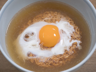 卵をのせたインスタントラーメン