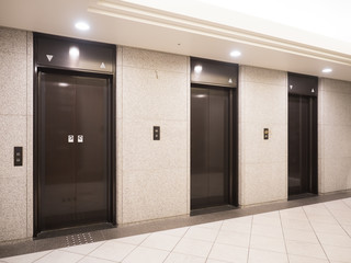 オフィスビルのエレベーター