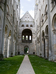 Les ruines de la nef de l'église de Jumièges en Normandie