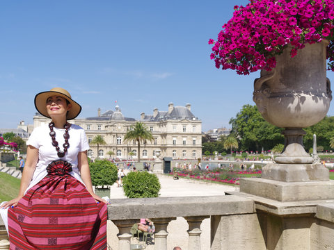 Femme assise devant le palais du Luxembourg &agrave; Paris