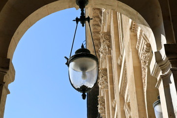 Lampadaire public près du Palais royal à Paris