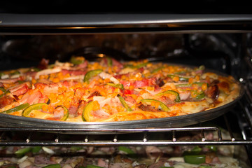 DELICIOSA PIZZA CON DIVERSOS INGREDIENTES