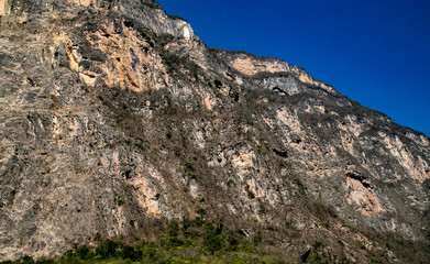  Magic mountains, sheer cliffs, monkeys, crocodiles - Canyon del Sumidero