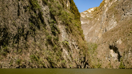  Magic mountains, sheer cliffs, monkeys, crocodiles - Canyon del Sumidero