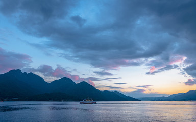 美しい宮島と大野瀬戸の夕景
