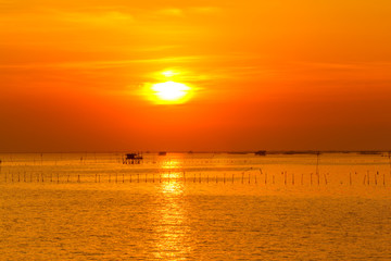 Fototapeta premium Sun In the evening at the sea