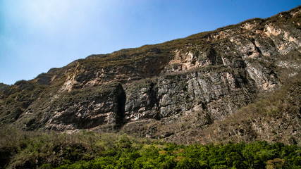  Magic mountains, sheer cliffs, monkeys, crocodiles - Canyon del Sumidero
