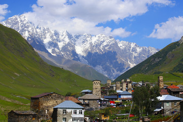 Fototapeta na wymiar The mountains of the Great Caucasus dominate the village of Ushguli in Svaneti in Georgia