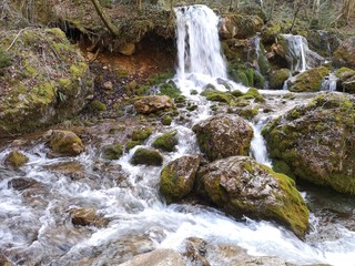glasklare Wasserf&auml;lle in den Alpen