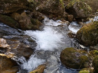 glasklare Wasserfälle in den Alpen