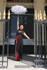 Femme étirant son ombrelle blanche palais royal de paris