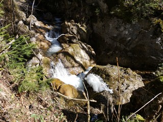 glasklare Wasserfälle in den Alpen