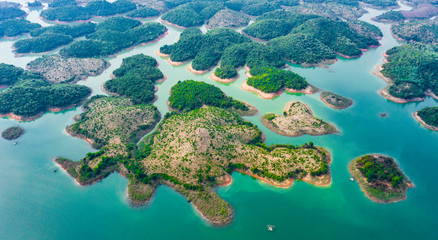 (View from above) Stunning aerial view of a beautiful group of island in Nam Ngum Reservoir in Thalat located in northern Laos. - obrazy, fototapety, plakaty