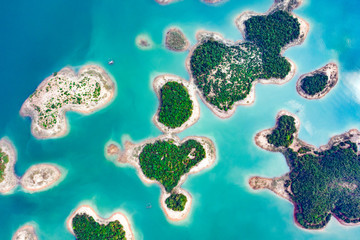 (Vue d& 39 en haut) Superbe vue aérienne d& 39 une île en forme de cœur au milieu d& 39 un groupe d& 39 autres îles dans le réservoir Nam Ngum à Thalat situé dans le nord du Laos.