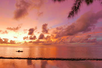 lagon de Moorea au crépuscule
